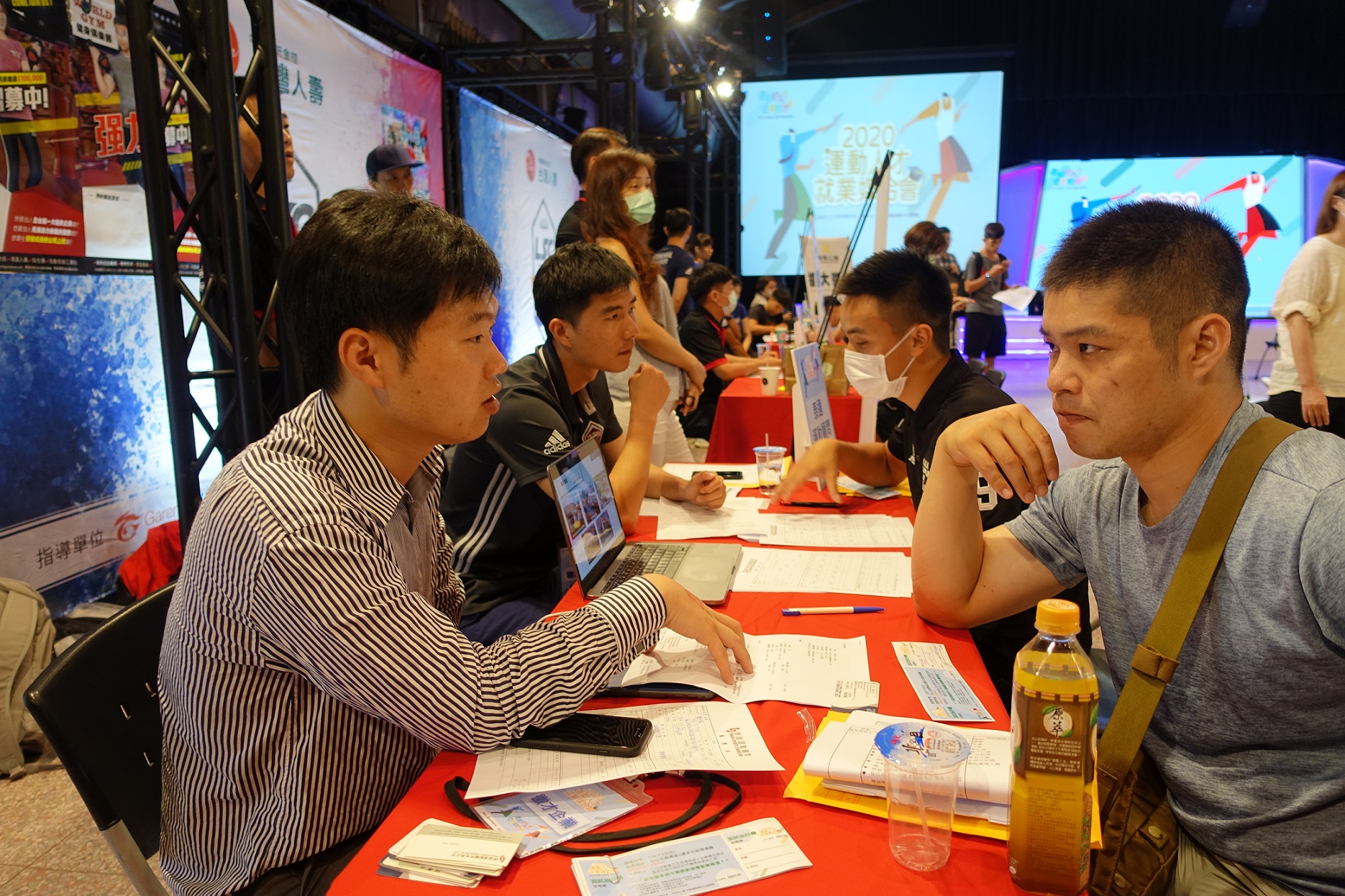 (圖)A jobseeker in discussion with an enterprise representative at the sports instructor matching meeting.